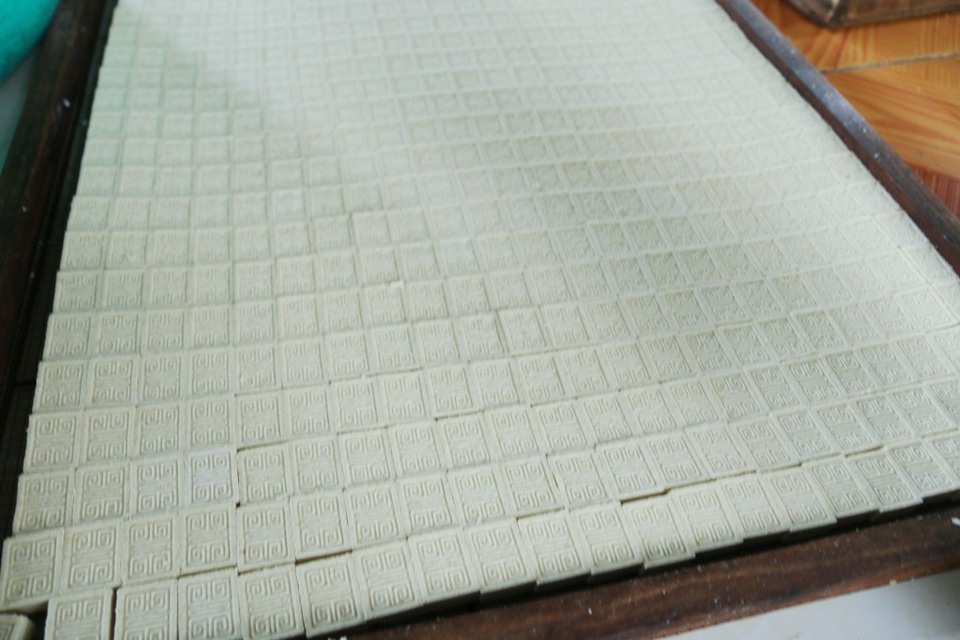 Tất bật những ngày giáp Tết tại làng bánh in "tiến Vua" - 6 Một mẻ bánh in đợi đóng gói. Không chỉ được phân phối ở thị trường tỉnh Thừa Thiên Huế, loại bánh in ngũ sắc này còn được phân phối rộng rãi trên cả nước đặc biệt là tại các thành phố lớn như Hà Nội, TP Hồ Chí Minh,…