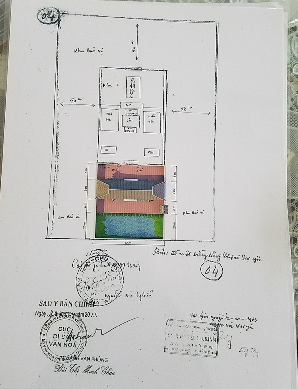 Lăng mộ hơn 300 tuổi ở Hà Nội "chống nạng" chờ sập - 3
Phần bảo vệ thứ hai bao gồm phần đất xung quanh lăng, cách tường đá từ 20m trở ra đến 50m. Theo quy định, cá nhân, đoàn thể muốn xây dựng công trình ở khu đất này phải xin phép cơ quan văn hoá địa phương hoặc Bộ Văn hóa trước khi làm 3 tháng. Nội dung này từng được UBND xã Lại Yên cam kết thực hiện.
