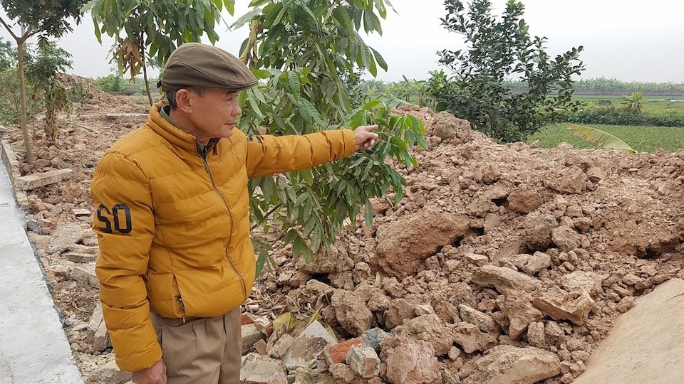 Lăng mộ hơn 300 tuổi ở Hà Nội "chống nạng" chờ sập - 4
Đầu tháng 7/2014, UBND huyện Hoài Đức lập dự án xây dựng công trình tiêu thoát nước xã Lại Viên, một phần trong dự án đi vào phần đất bảo vệ thứ hai của lăng mộ. Ông Phạm Đình Hựu, người trực tiếp trông coi lăng mộ đã viết đơn kêu cứu lên Sở VHTT Hà Nội. Sau khi tiếp nhận đơn thư Sở VH và TT chỉ đạo các phòng chức năng, UBND xã Lại Yên kiểm tra, giải quyết theo đúng thẩm quyền.