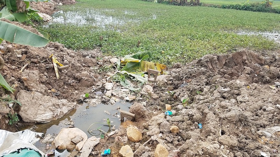 Lăng mộ hơn 300 tuổi ở Hà Nội "chống nạng" chờ sập - 8
Theo ông Nguyễn Ngọc Đức, Phó chủ tịch xã Lại Yên, trước khi khảo sát lên kế hoạch để thực hiện dự án thì UBND xã cũng đã biết một phần đường cống tiêu nước sẽ đi qua phần diện tích bảo vệ 2 của lăng. Hiện dự án đang dừng thi công ở vị trí đường ống đi qua phần diện tích đất bảo vệ hai của lăng để đợi phương án mới của chủ đầu tư , ông Đức cho biết.