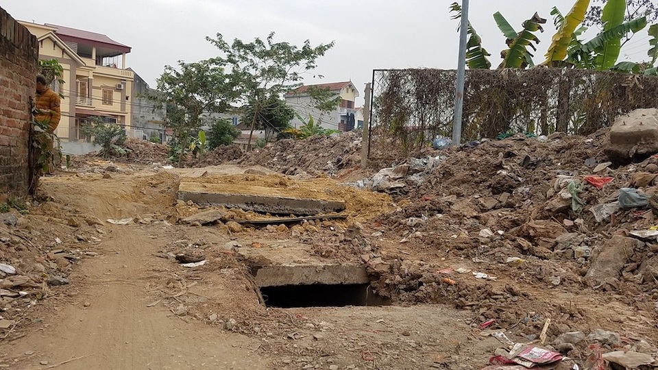 Lăng mộ hơn 300 tuổi ở Hà Nội "chống nạng" chờ sập - 5
UBND huyện Hoài Đức vẫn tiếp tục cho đơn vị thi công công trình tiêu thoát nước xã Lại Yên, mặc dù đã có văn bản đề nghị của sở VH và TT Hà Nội. Một phần cống ngầm đi vào phần diện tích bảo vệ 2 của khu lăng mộ. Một lần nữa ông Phạm Đình Hựu gửi đơn kêu cứu lên Bộ Văn hóa và Thể thao. Ngày 22/12/2017, Sở VHTT ra văn bản gửi UBND huyện Hoài Đức với nội dung tạm dừng thi công phần dự án đi vào phần đất bảo vệ lăng để hoàn thiện thủ tục theo quy định.
