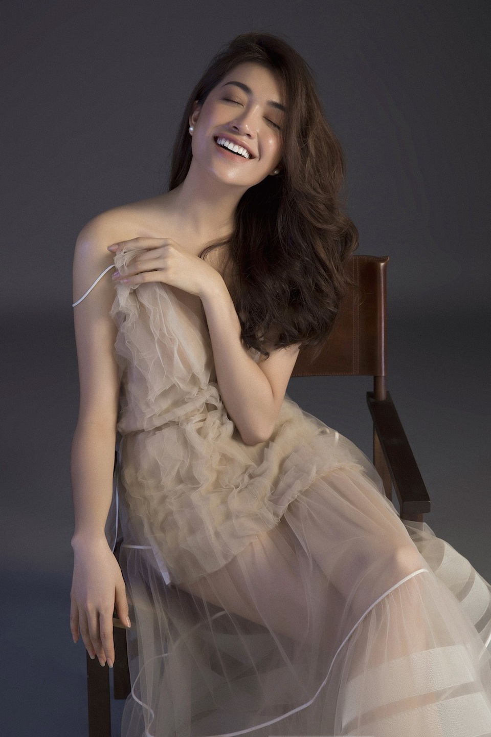 Á hậu Lệ Hằng hở bạo, phô diễn da thịt sau khi hết nhiệm kì - 19