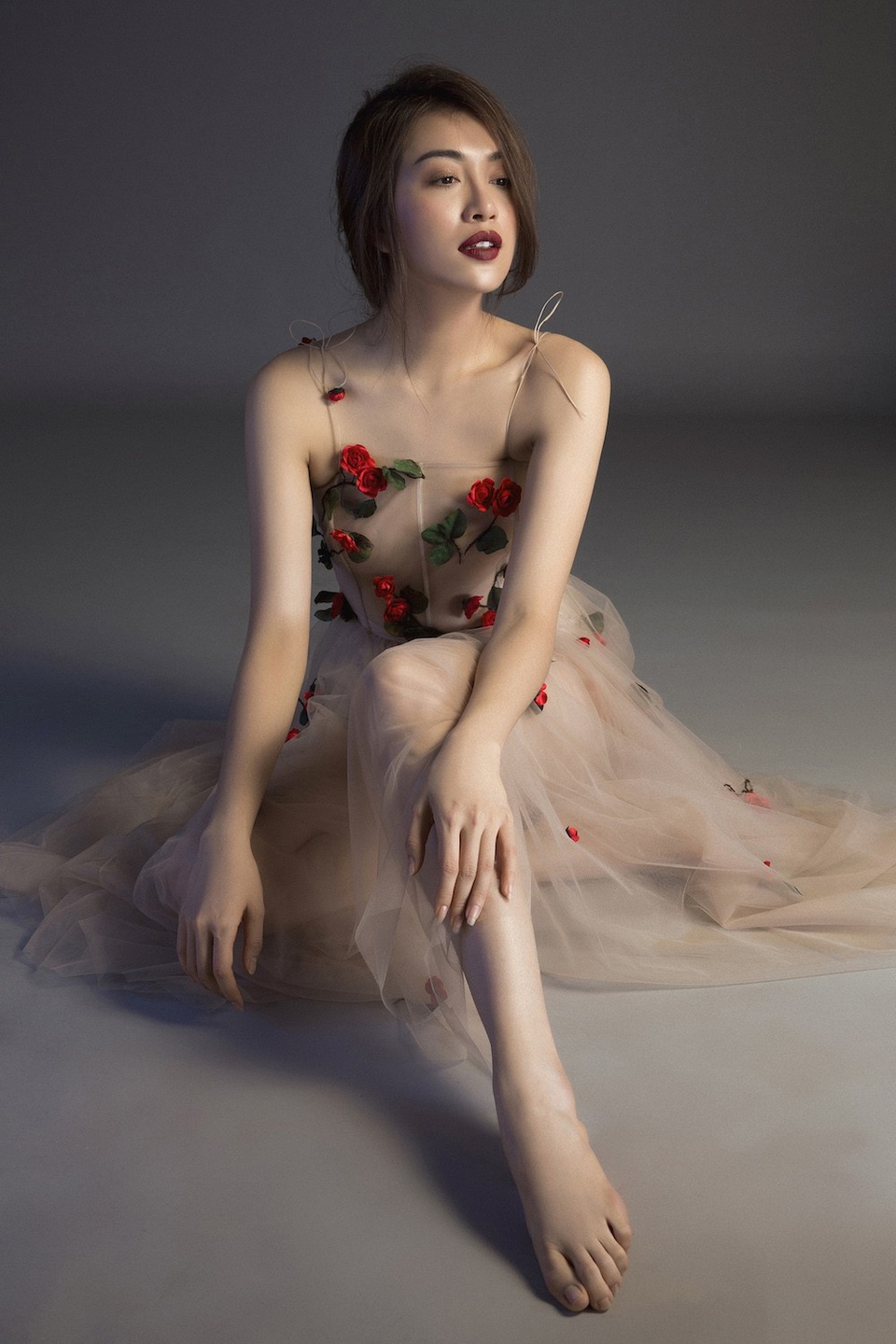 Á hậu Lệ Hằng hở bạo, phô diễn da thịt sau khi hết nhiệm kì - 15