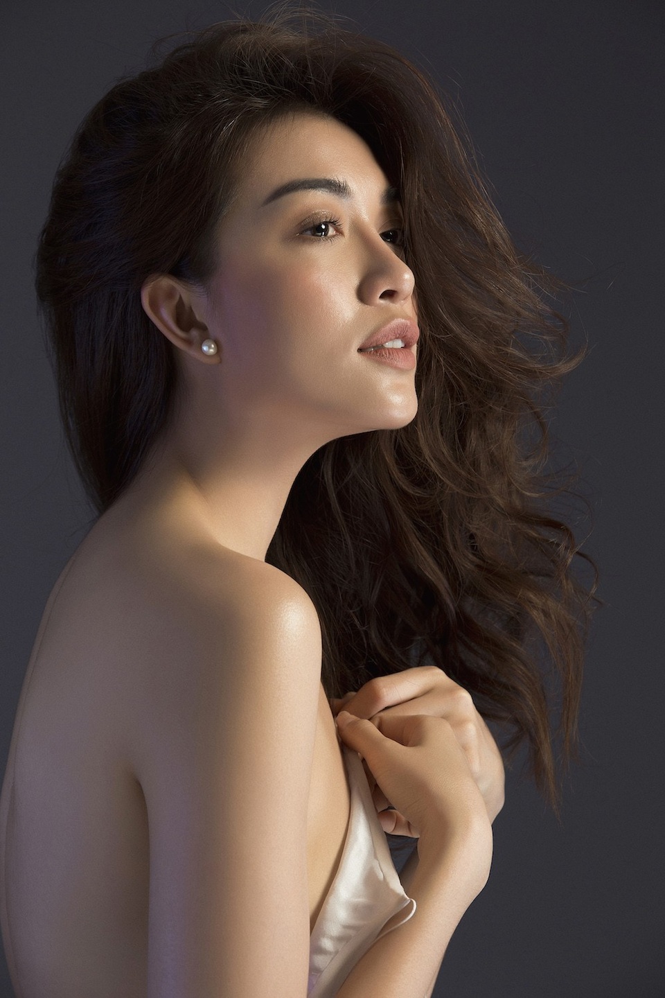 Á hậu Lệ Hằng hở bạo, phô diễn da thịt sau khi hết nhiệm kì - 3