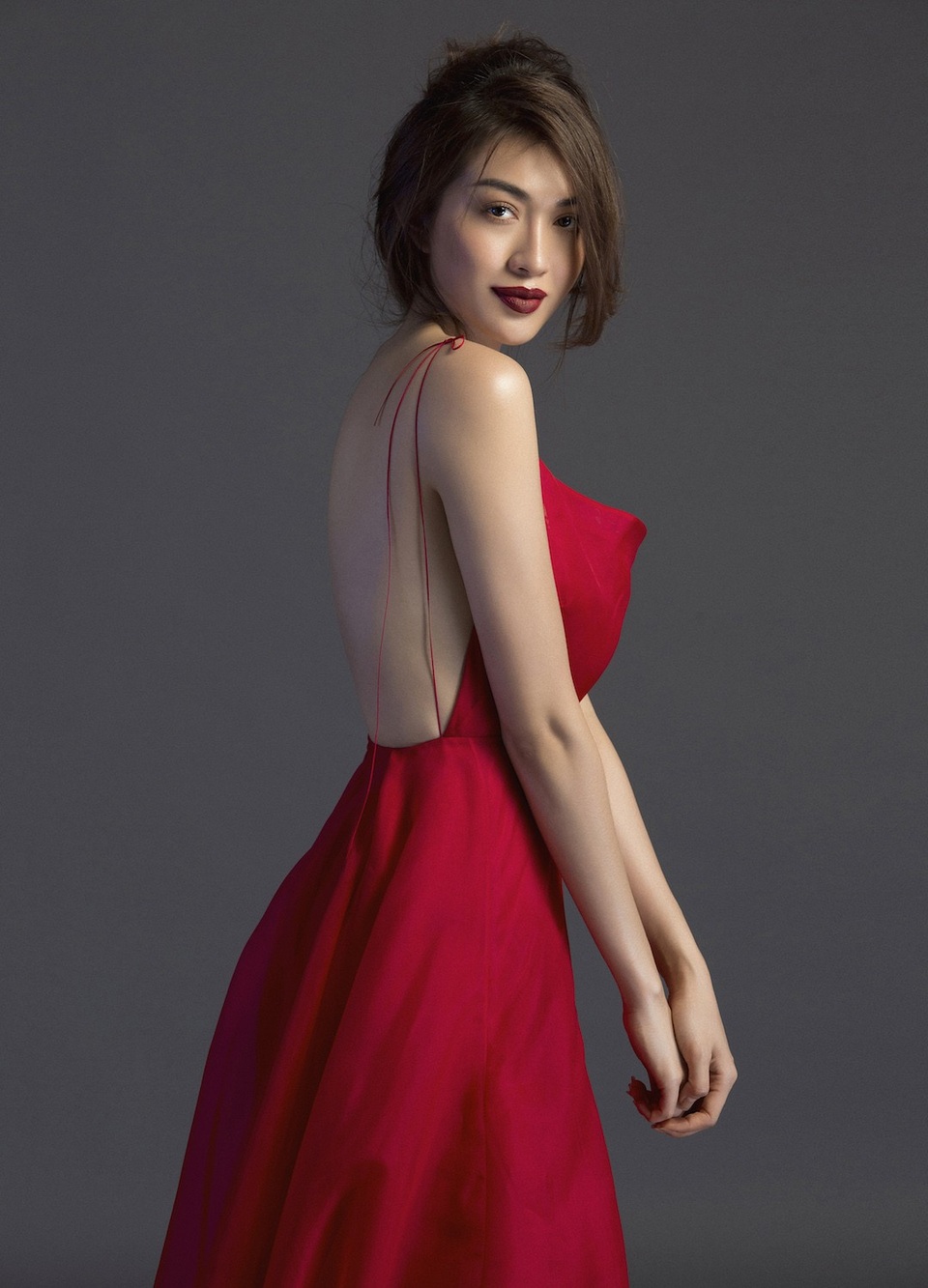 Á hậu Lệ Hằng hở bạo, phô diễn da thịt sau khi hết nhiệm kì - 11