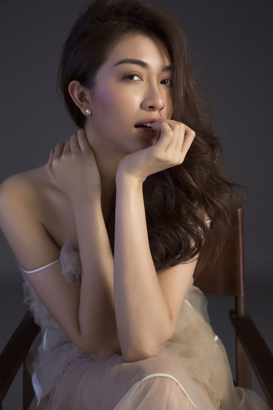 Á hậu Lệ Hằng hở bạo, phô diễn da thịt sau khi hết nhiệm kì - 2