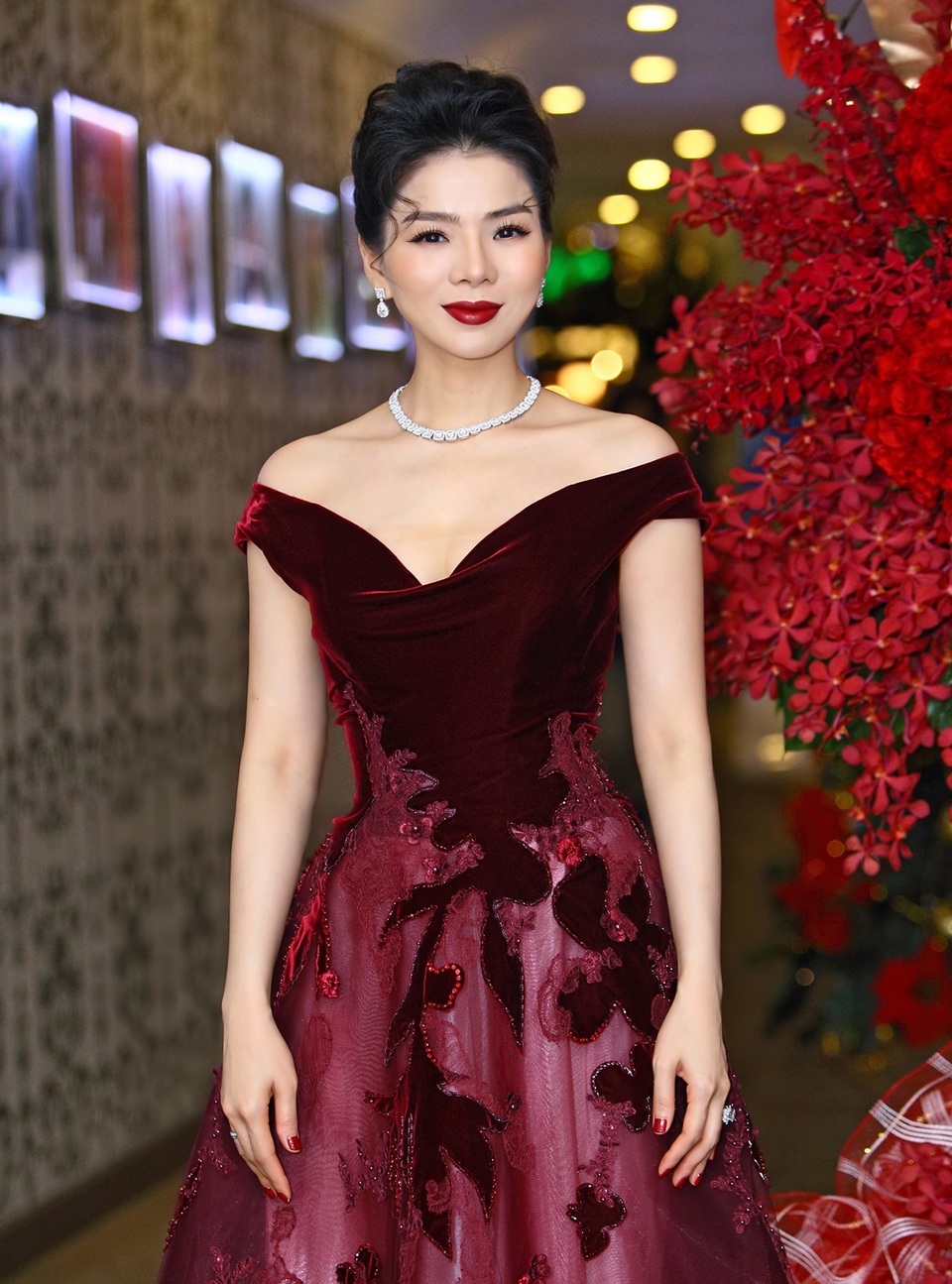 Lệ Quyên: “Ca sĩ trẻ không tài năng sẽ tự rút lui, không cần ai ném đá” - 1 Nữ ca sĩ xuất hiện trong trang phục sang trọng, phong cách trang điểm như một quý bà