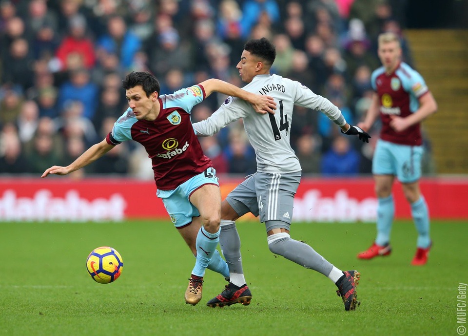 Burnley 0-1 Man Utd: Dấu ấn của Martial - 6
Lingard (phải) tranh bóng với Cock (trái)