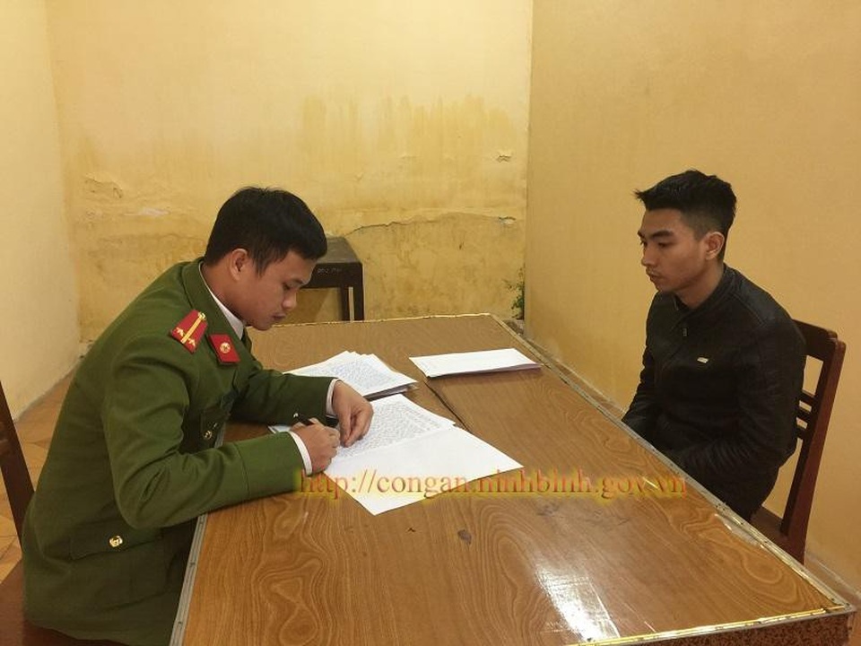 Bắt hai đối tượng chuyên “hack nick” Facebook lừa đảo hàng trăm triệu đồng - 1 Đối tượng Lê Phú Đông tại cơ quan CSĐT để làm rõ hành vi lừa đảo chiếm đoạt tài sản qua mạng (ảnh: Công an Ninh Bình)