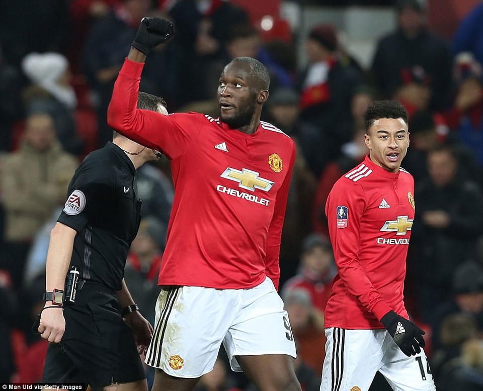 Lukaku trở lại, góp công giúp MU hạ gục Derby - 2
Lukaku (giữa) ấn định chiến thắng 2-0 cho MU