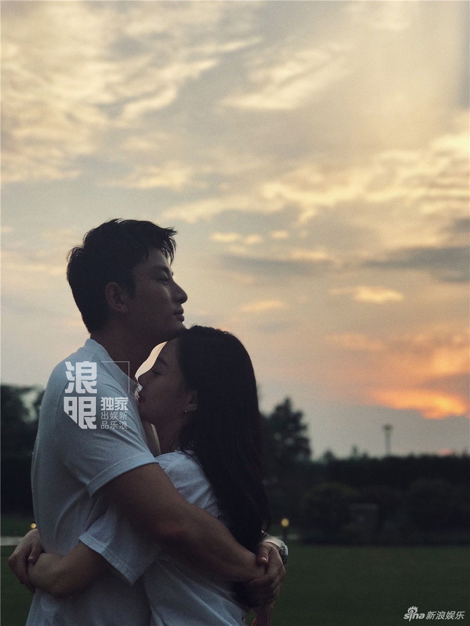 Giả Nãi Lượng lần đầu mỉm cười sau scandal vợ ngoại tình với đàn em kém 13 tuổi - 10
Giả Nãi Lượng còn viết tâm thư cầu xin vợ suy nghĩ lại về gia đình và con gái để có những quyết định đúng đắn. Hành động của Giả Nãi Lượng khiến fan và bạn bè xót xa cho anh và càng chỉ trích Lý Tiểu Lộ hơn nữa.
