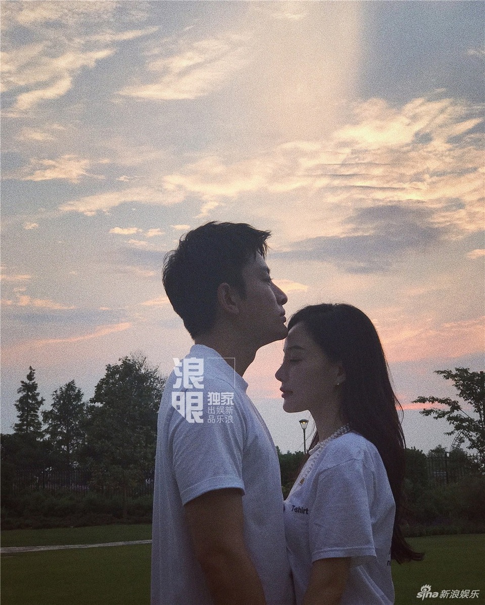 Giả Nãi Lượng lần đầu mỉm cười sau scandal vợ ngoại tình với đàn em kém 13 tuổi - 9
Tháng 8 năm ngoái, Giả Nãi Lượng và Lý Tiểu Lộ còn làm fan tan chảy khi khoe những bức ảnh hạnh phúc của gia đình trong một chuyến du lịch. Trong khi cộng đồng mạng chỉ trích Lý Tiểu Lộ lăng nhăng, Giả Nãi Lượng vẫn lên tiếng bênh vực vợ và yêu cầu mọi người để gia đình anh tự giải quyết mọi chuyện.