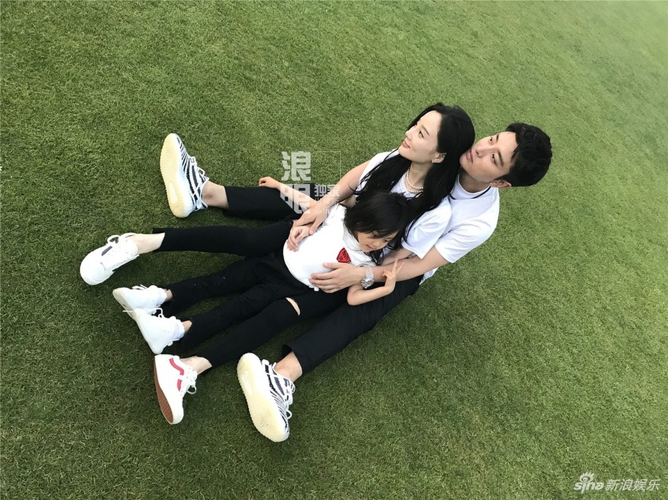 Giả Nãi Lượng lần đầu mỉm cười sau scandal vợ ngoại tình với đàn em kém 13 tuổi - 7
Cuộc hôn nhân 6 năm của Lý Tiểu Lộ và Giải Nãi Lượng đang đứng trước nguy cơ tan vỡ khi người đẹp họ Lý không có ý định hàn gắn với chồng bất chấp những lời chỉ trích của cư dân mạng về mối tình sai trái giữa cô và PGone.