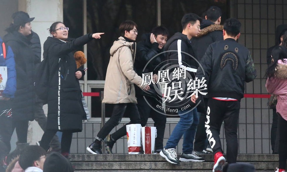 Giả Nãi Lượng lần đầu mỉm cười sau scandal vợ ngoại tình với đàn em kém 13 tuổi - 17
Fan hi vọng Giả Nãi Lượng sẽ sớm vượt qua khó khăn lần này và có những quyết định đúng đắn.
