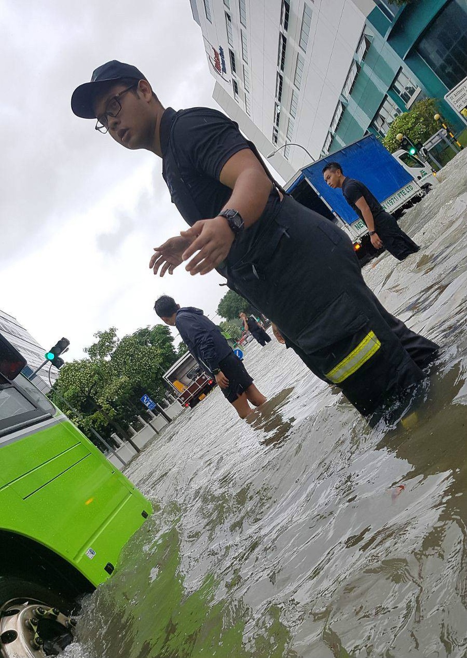 Singapore: Phố thành “sông” sau mưa lớn - 4
Một tài xế có tên Ricky Ng cho biết, xe của ông và khoảng 8-10 phương tiện khác chết máy buộc phải dùng sức đẩy tới nơi khô ráo. (Ảnh: CNA)