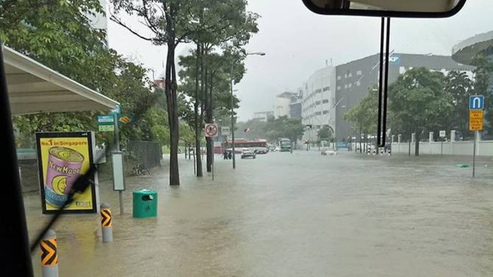 Singapore: Phố thành “sông” sau mưa lớn - 5
Mohammad Firdaus, 33 tuổi, một nhân viên giao hàng ở khu vực giao giữa phố Changi Thượng và Changi South Lane, nơi nước ngập ngang đầu gối, cho biết: “Đây là lần đầu tiên anh chứng kiến cảnh tượng ngập lụt này”. (Ảnh: CNA)