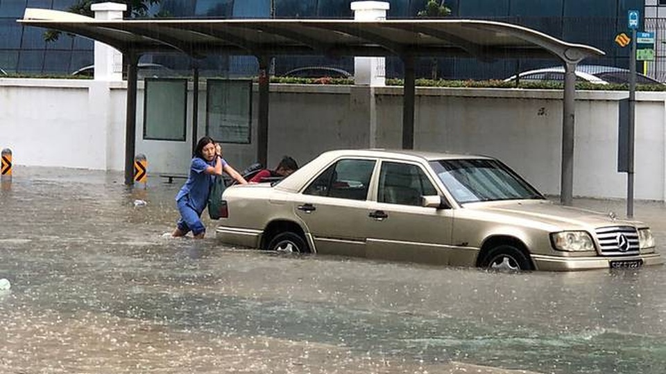 Singapore: Phố thành “sông” sau mưa lớn - 3
Lụt nghiêm trọng cũng khiến nhiều phương tiện giao thông chết máy giữa đường.