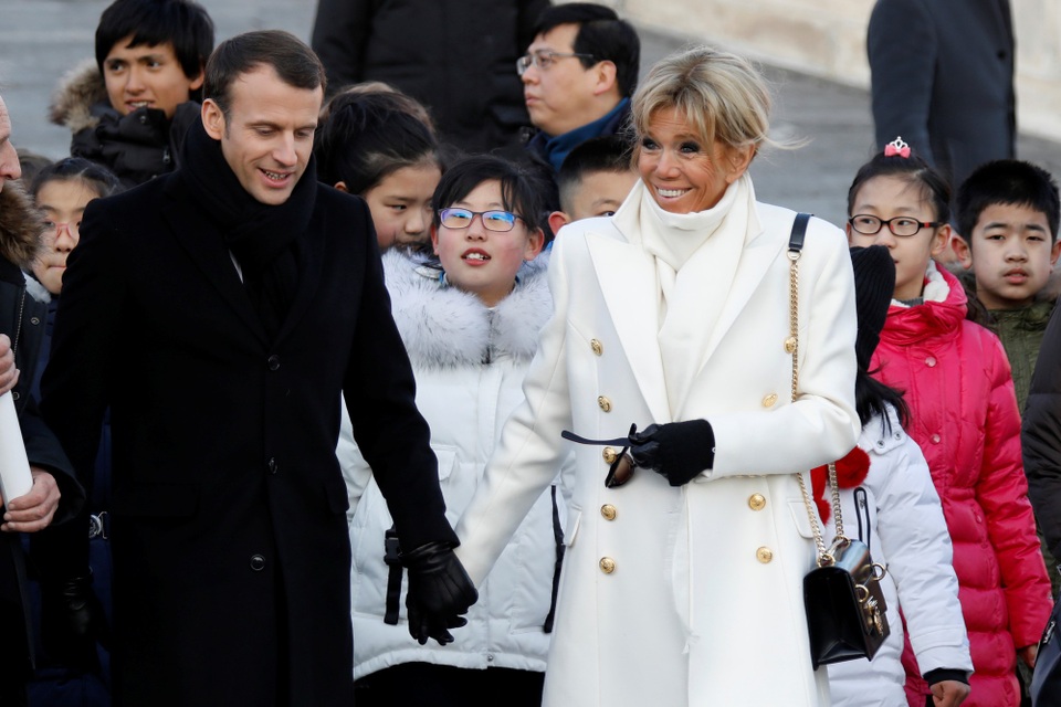 Video Tổng thống Pháp chật vật học tiếng Trung “gây sốt” - 1
Tổng thống Macron và phu nhân tại Trung Quốc (Ảnh: AFP)