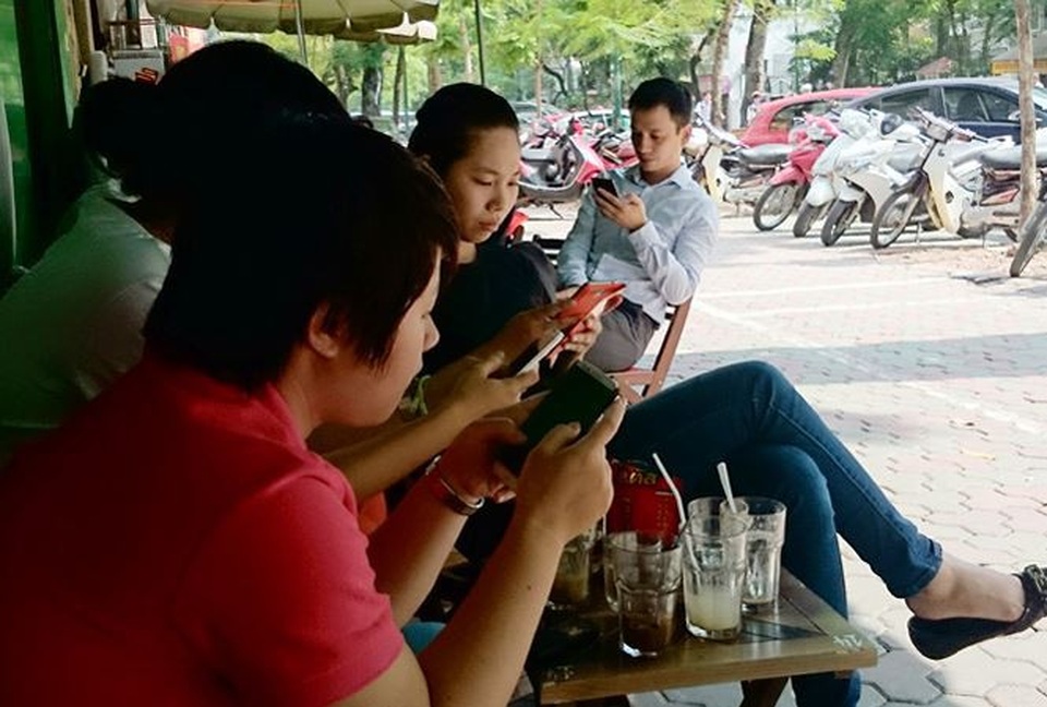 Bài cuối: Can thiệp bằng cách giảm dần sử dụng điện thoại - 1
Facebook có thể kết nối người ở xa, nhưng lại tạo khoảng cách người ở gần. Ảnh: Như Ý.