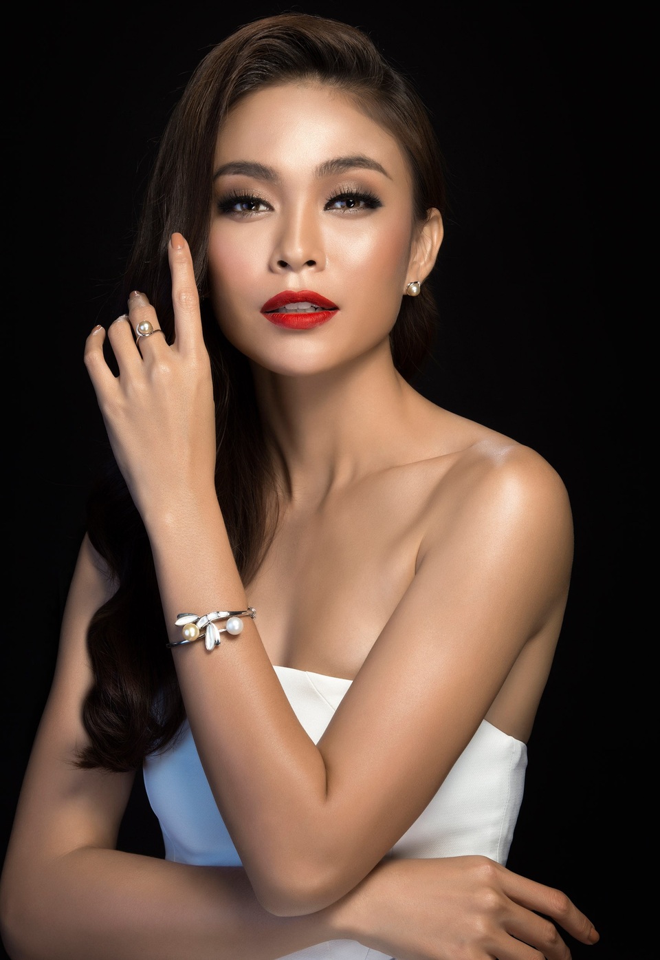 Mâu Thuỷ bốc lửa khó cưỡng bên “bom sexy” Diễm My 9x - 6 Được biết, sau Miss Universe Vietnam 2017, Mâu Thủy tiếp tục theo đuổi sự nghiệp người mẫu quảng cáo mà cô đã gây dựng trong nhiều năm qua.