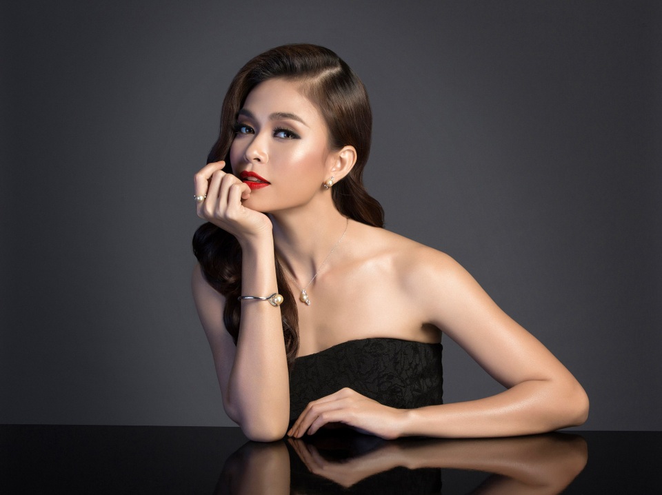 Mâu Thuỷ bốc lửa khó cưỡng bên “bom sexy” Diễm My 9x - 9 Á hậu còn đóng góp 100 triệu từ tiền catse của những buổi chụp ảnh, ghi hình quảng cáo cho dự án từ thiện này.