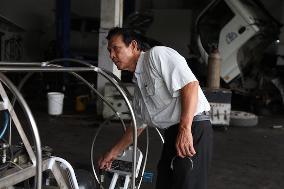 “Hai lúa” Bình Dương hoàn thành chiếc máy bay “chất" chưa từng có - 1
Ông Bùi Hiển đang giới thiệu chiếc máy bay tự chế của mình.