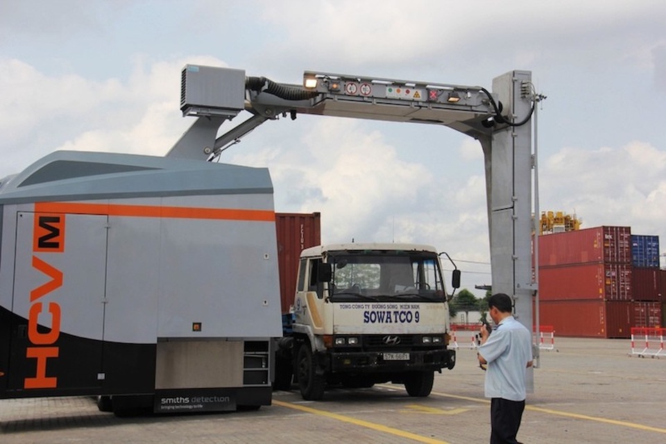 Phát hiện 49 container “khai một đằng chở một nẻo” - 1 Máy soi chiếu container hàng hóa đang làm việc tại các cảng.