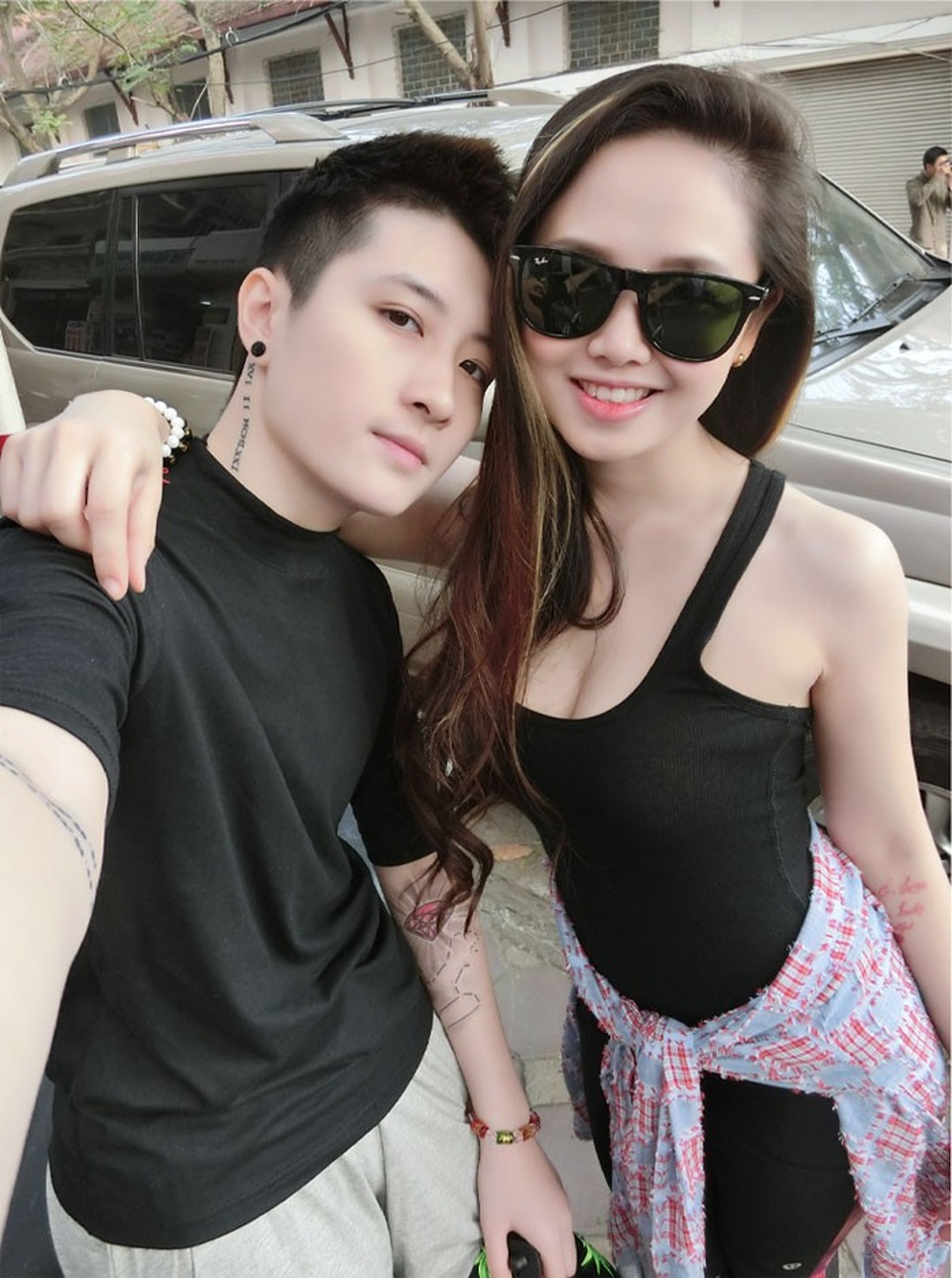 Nụ hôn ướt át của những sao Việt công khai yêu đồng giới - 1 Ngọc Trang (bên phải) là gương mặt quen thuộc của một số chương trình trên VTV như Chìa khóa thành công, Không gian văn hóa nghệ thuật,…