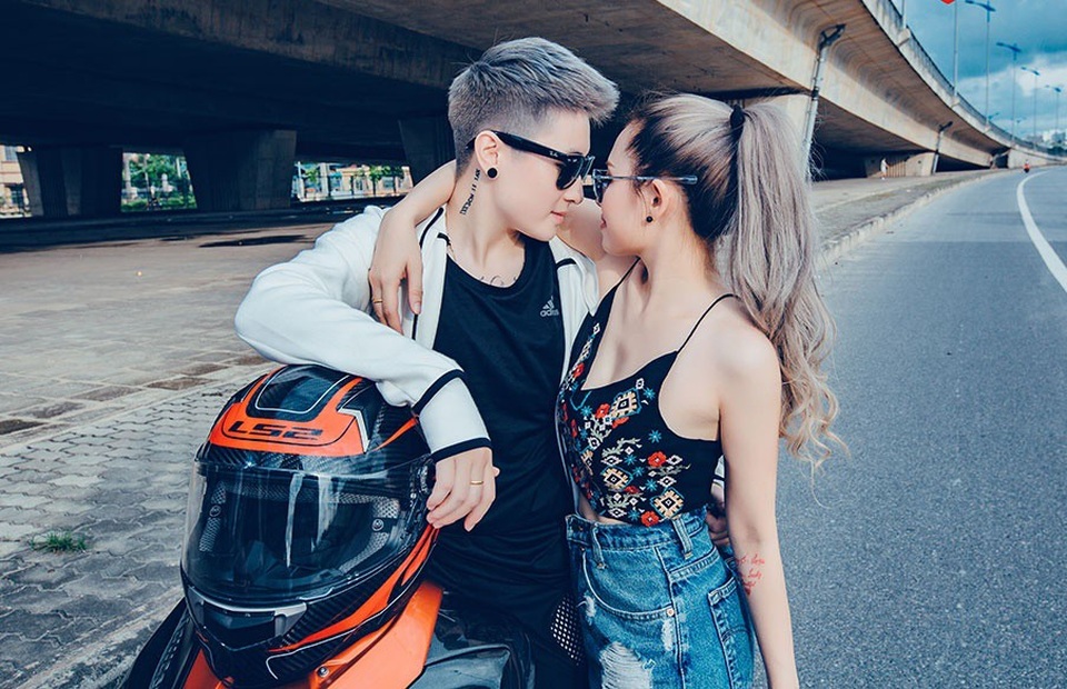 Nụ hôn ướt át của những sao Việt công khai yêu đồng giới - 5 Lin Jay (tên thật là Lê Thảo Linh) sinh năm 1994 và là gương mặt có tiếng trong cộng đồng LGBT Việt. Lin Jay từng được nhiều trang tin Thái Lan khen ngợi vì ngoại hình tomboy. Hiện Lin Jay làm DJ và chủ một shop bán hàng online. Cặp đôi sở hữu một câu chuyện tình yêu ngọt ngào và được hâm mộ trong cộng đồng LGBT.
