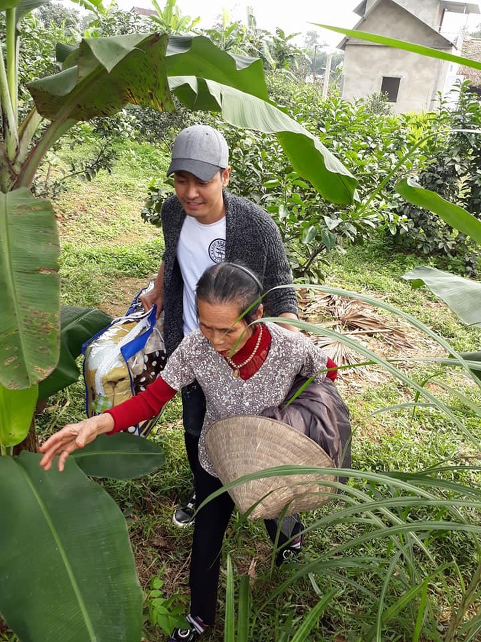 MC Phan Anh nói gì khi được đưa vào đề thi Văn lớp 12 ở Hà Tĩnh? - 2 Hình ảnh Phan Anh về miền Trung làm từ thiện.
