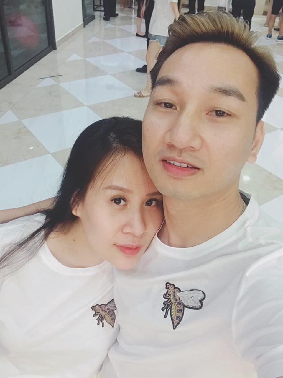 MC Thành Trung và vợ trải lòng sau 4 năm bên nhau - 2 Khi chính thức có mối quan hệ mới, MC thoải mái đăng tải những hình ảnh tình tứ ở bên bạn gái. Và sau không ít những thị phi, sóng gió ồn ào, MC Thành Trung bắt đầu cởi mở hơn trong những lần xuất hiện và chụp ảnh chung với bà xã hot girl.