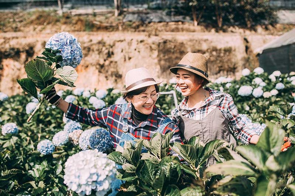 Ấm áp bộ ảnh chung đôi của mẹ và con gái - 12
Ngắm nhìn những bức hình này chắc hẳn ai cũng muốn chạy thật nhanh về bên mẹ, nũng nịu như những ngày thơ bé...