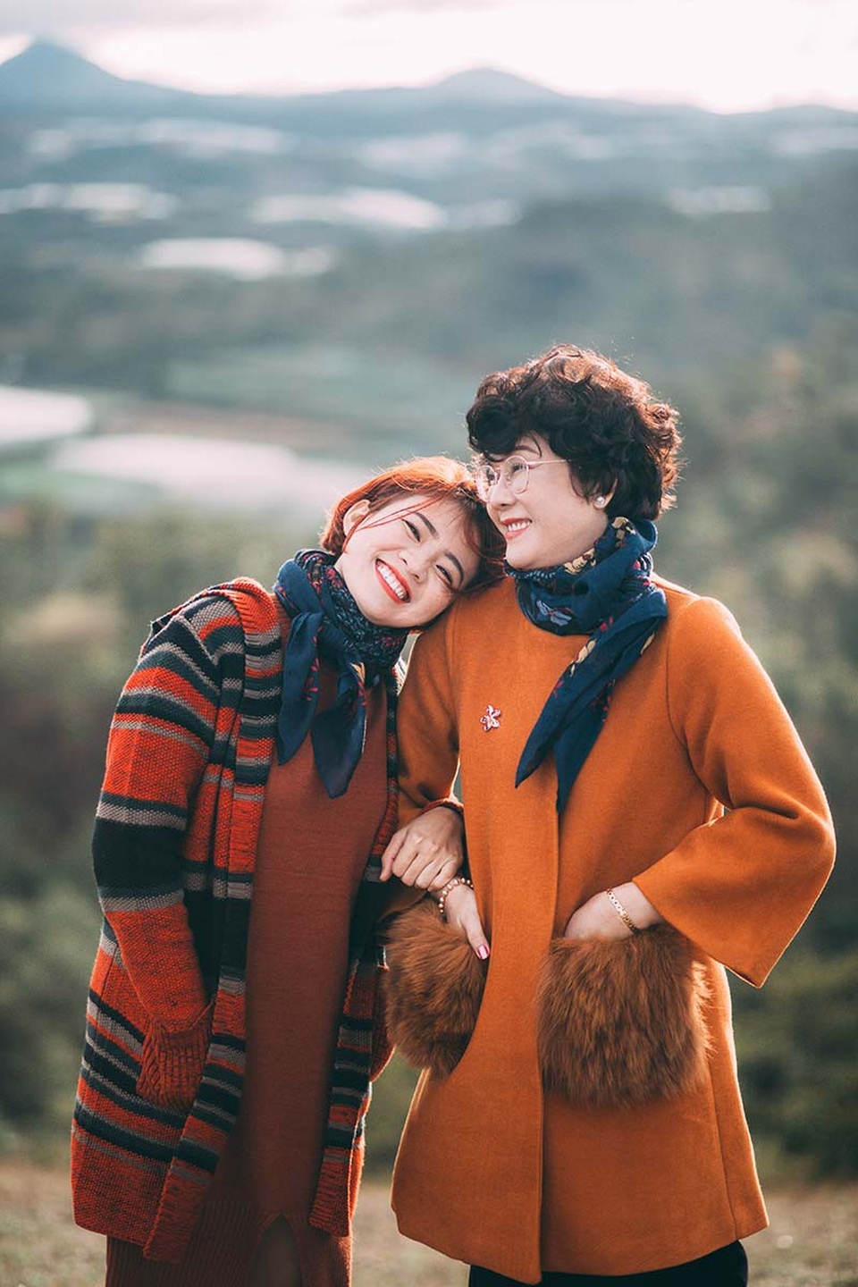 Ấm áp bộ ảnh chung đôi của mẹ và con gái - 2 Ngay từ những năm tiểu học khi ba mẹ “đường ai nấy đi” thì Thanh Trúc đã cảm nhận được nỗi vất vả khi mẹ cố gắng bươn chải để cô được đến trường.