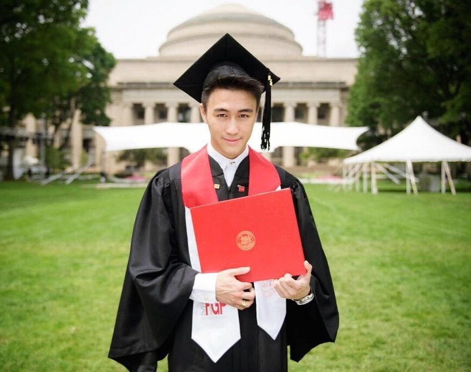 Con trai chủ sòng bạc Macau đẹp trai, học giỏi gây sốt mạng xã hội - 5 Mario Ho nhận bằng tốt nghiệp thạc sĩ tài chính tại Học viện MIT.