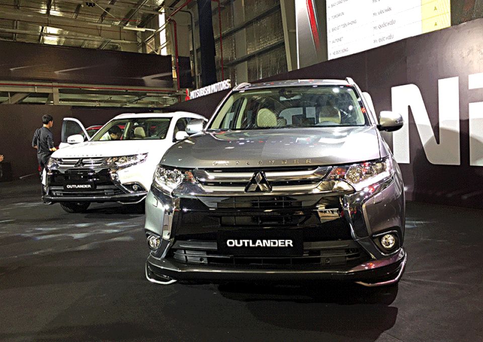 Mitsubishi Outlander lắp ráp trong nước giá từ 808 triệu đồng - 3
Thời điểm này Mitsubishi hiện chỉ lắp ráp duy nhất mẫu crossover Outlander tại Việt Nam. Các mẫu Mirage/Attrage, Triton và Pajero Sport đều được nhập khẩu từ Thái Lan; riêng mẫu miniSUV Outlander Sport từ Nhật Bản đã không được nhập khẩu mới từ trong năm 2017.