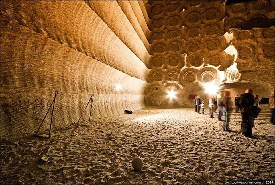 Cận cảnh mỏ muối 250 triệu năm dưới đáy biển đẹp lung linh - 11
Sân bóng.