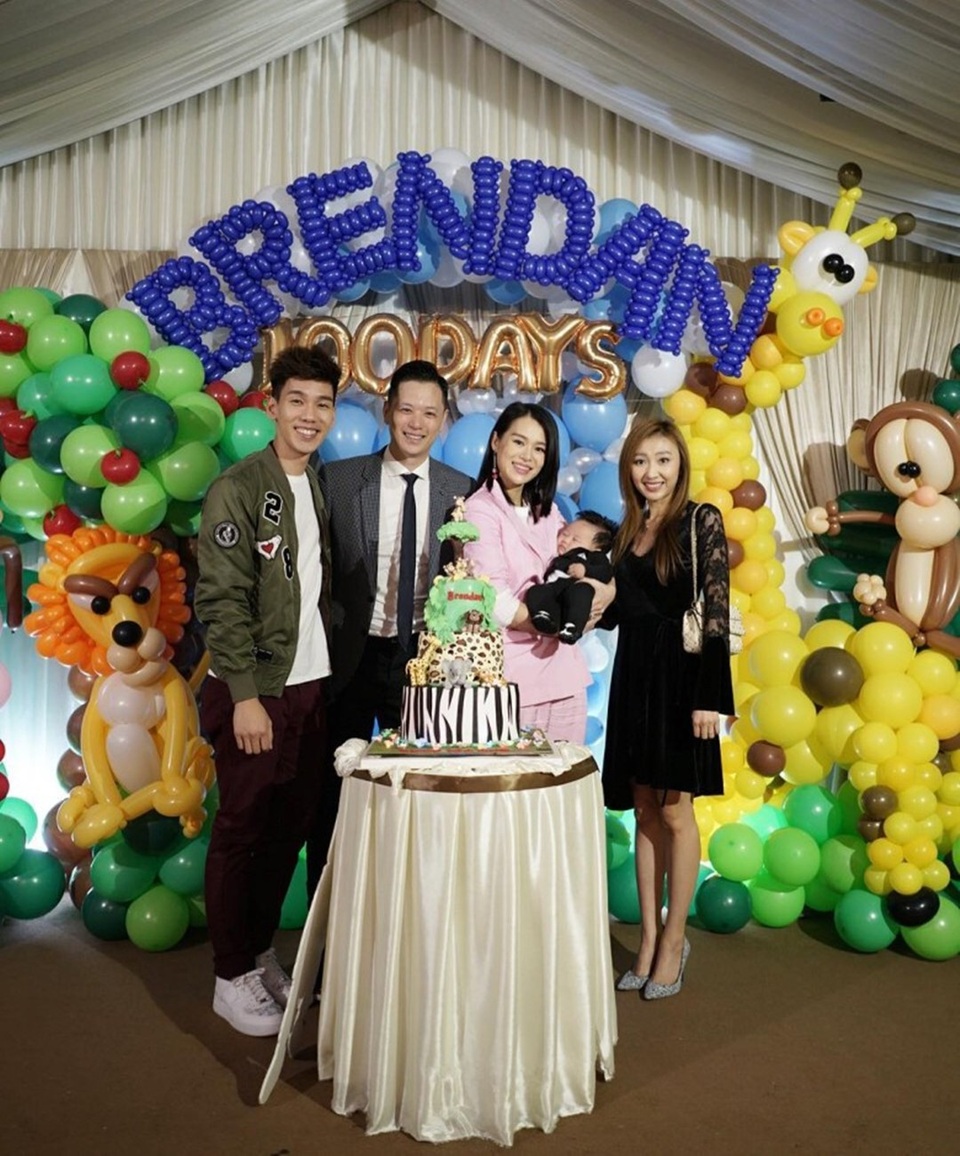 
Vợ chồng Hồ Hạnh Nhi hạnh phúc chia sẻ hình ảnh bữa tiệc đầy cữ của con trai với người hâm mộ. Cậu con trai Brenda ngủ ngoan ngoãn trong lòng mẹ suốt bữa tiệc. Cậu bé có vẻ ngoài khá giống bố.
