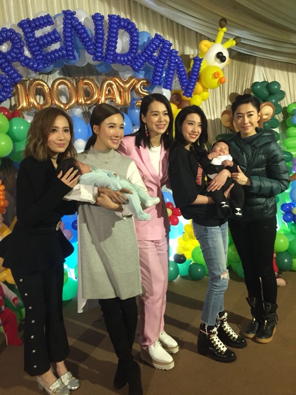 
Hồ Hạnh Nhi chụp ảnh bên hội bạn thân trong ngày đầy cữ của con trai Brenda. Chỉ sau 100 ngày con chào đời, người đẹp họ Hồ đã lấy lại dáng vóc thanh mảnh và gọn gàng.
