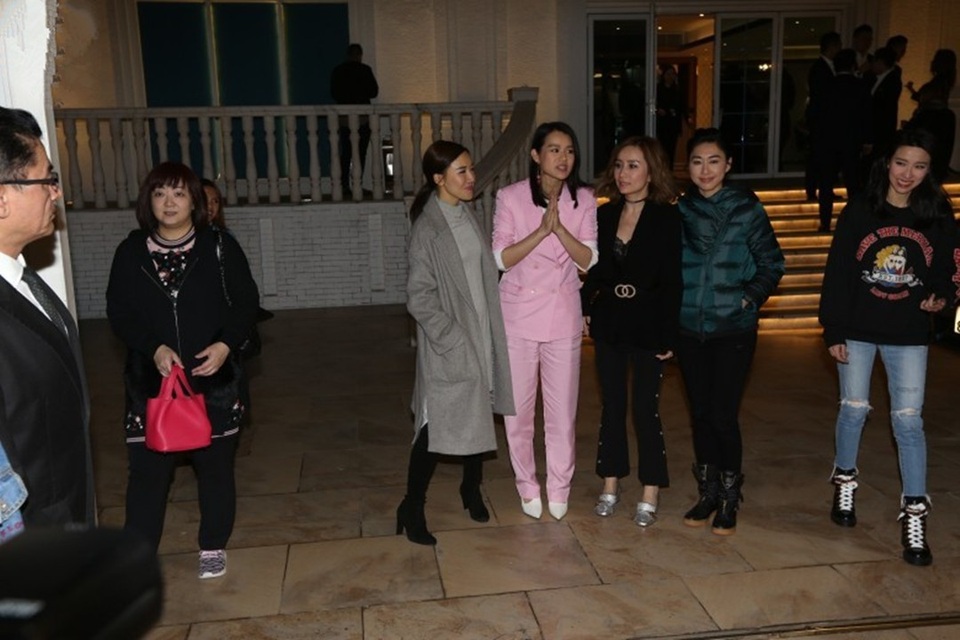 
Hồ Hạnh Nhi cảm tạ mọi người đến dự tiệc đầy cữ của con trai. Trong thời gian mang thai và ngay sau khi sinh bé Brenda, Hồ Hạnh Nhi đã ngừng làm việc trong làng giải trí. Cô tập trung nghiên cứu cách chăm sóc trẻ nhỏ và gia đình.
