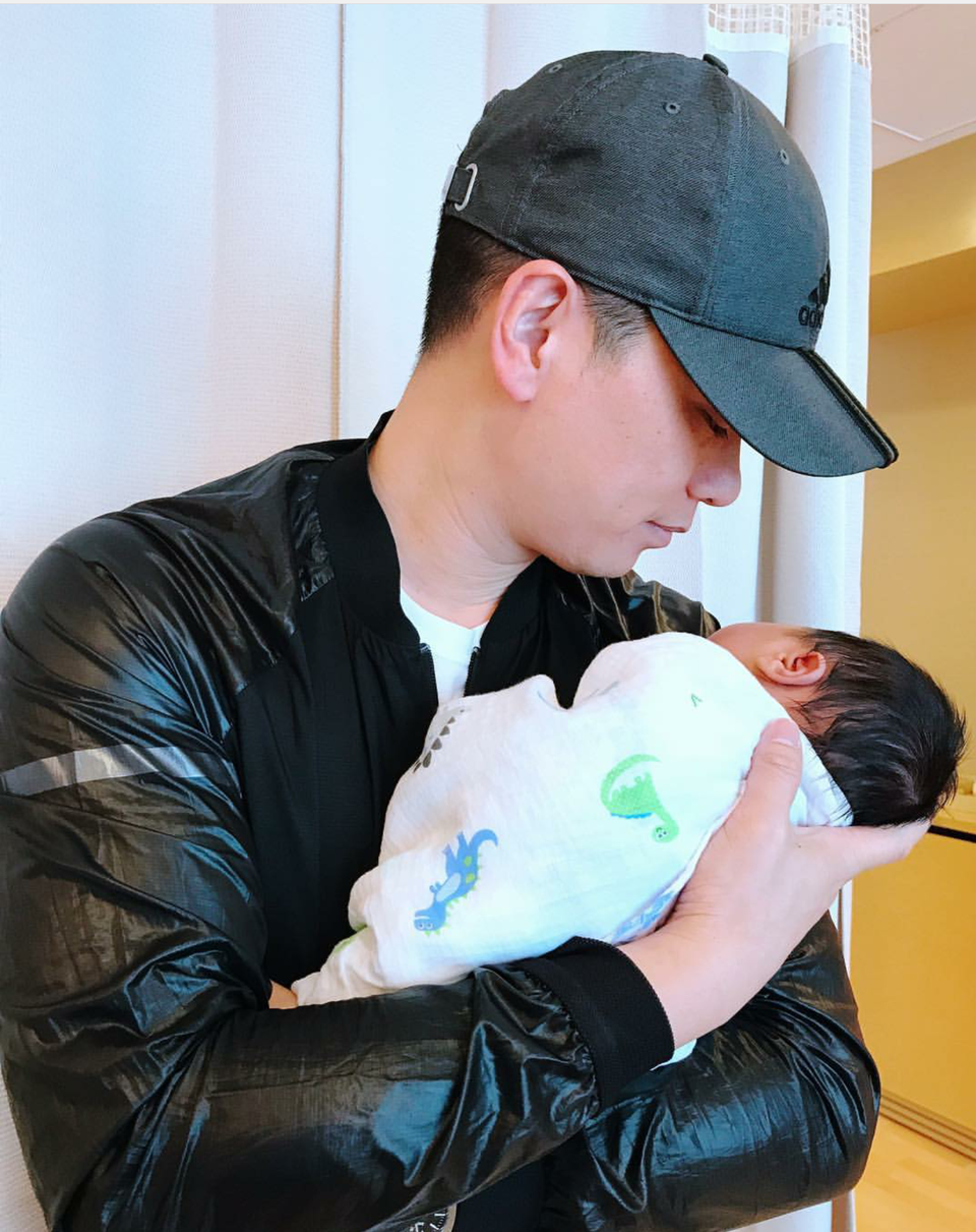 
Tháng 5/2017, Hồ Hạnh Nhi xác nhận thông tin cô mang thai đứa con đầu lòng và tháng 10 năm đó, cậu bé Brendan chào đời trong niềm hạnh phúc của cha mẹ. Vào ngày con trai chào đời, Philip đã khoe ảnh anh bế con trai trong lòng và ngập tràn hạnh phúc. 
