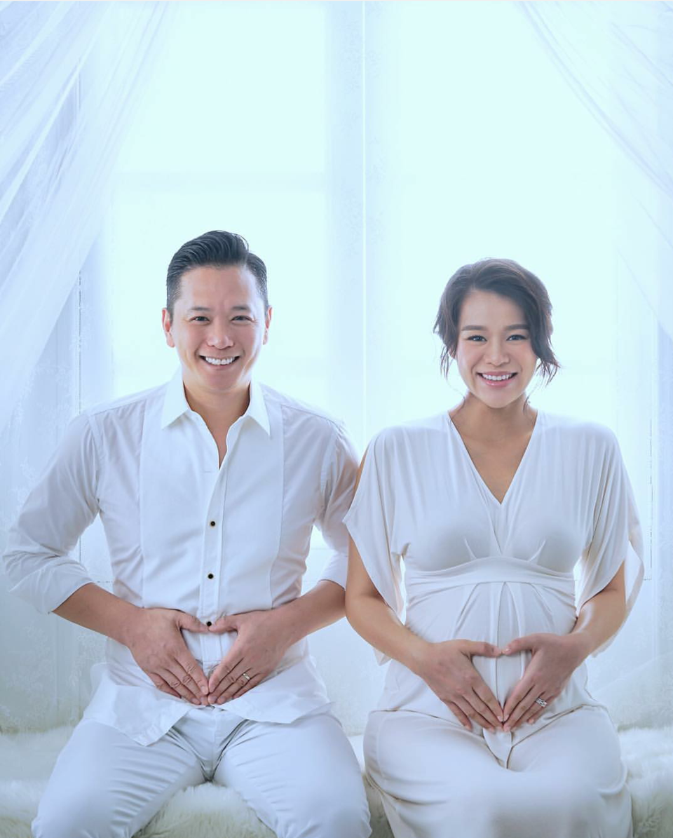 
Vợ chồng Hồ Hạnh&nbsp; Nhi tổ chức đám cưới vào tháng 12/2015 sau 1 năm hò hẹn. Cặp đôi yêu nhau ngay từ buổi gặp gỡ đầu tiên. Ông xã Philip Lee của Hồ Hạnh Nhi hơn cô 6 tuổi và là một doanh nhân thành đạt. 
