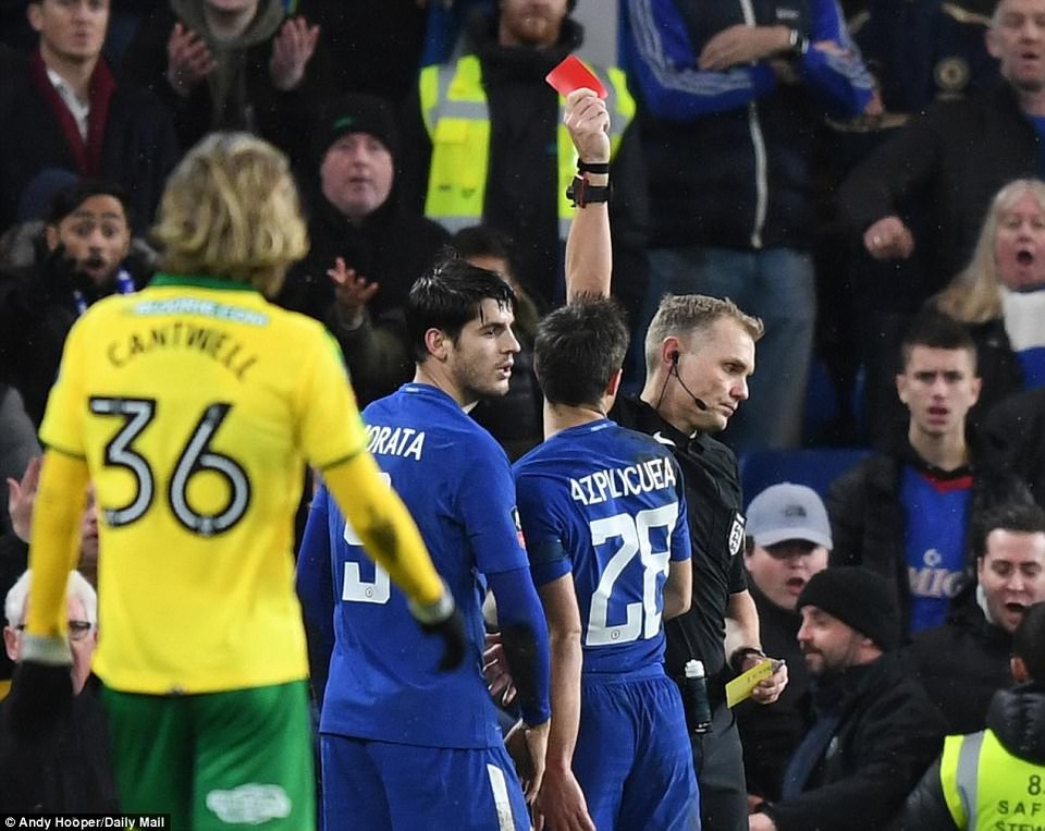 Chelsea giành vé vào vòng 4 FA Cup với chỉ 9 cầu thủ - 1
Chelsea chỉ còn 9 cầu thủ sau khi Morata nhận thẻ đỏ