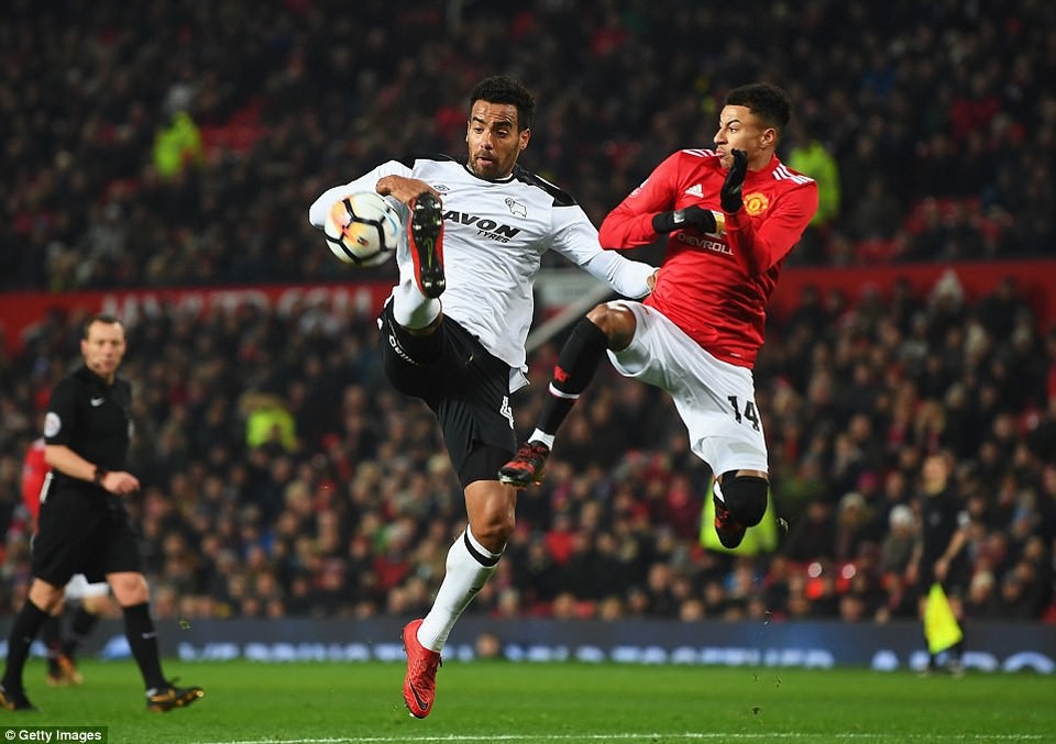 Lukaku trở lại, góp công giúp MU hạ gục Derby - 4
Tom Huddlestone (trái) tranh bóng với Jesse Lingard (phải)