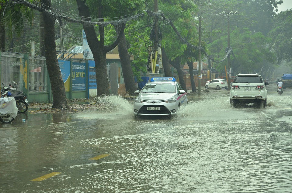 Mưa trái mùa diện rộng, đường phố TPHCM ngập nhẹ - 3