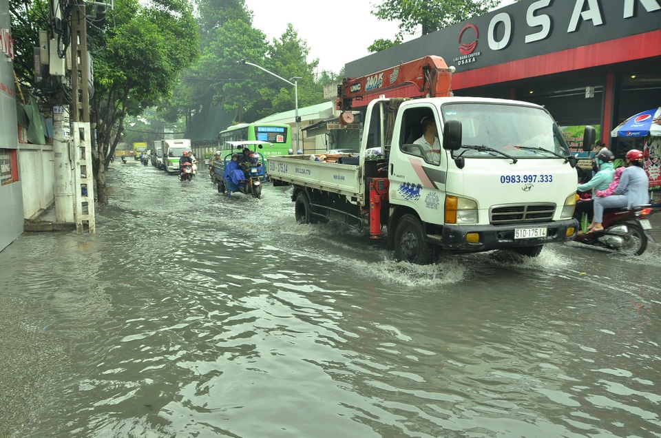 Mưa trái mùa diện rộng, đường phố TPHCM ngập nhẹ - 2