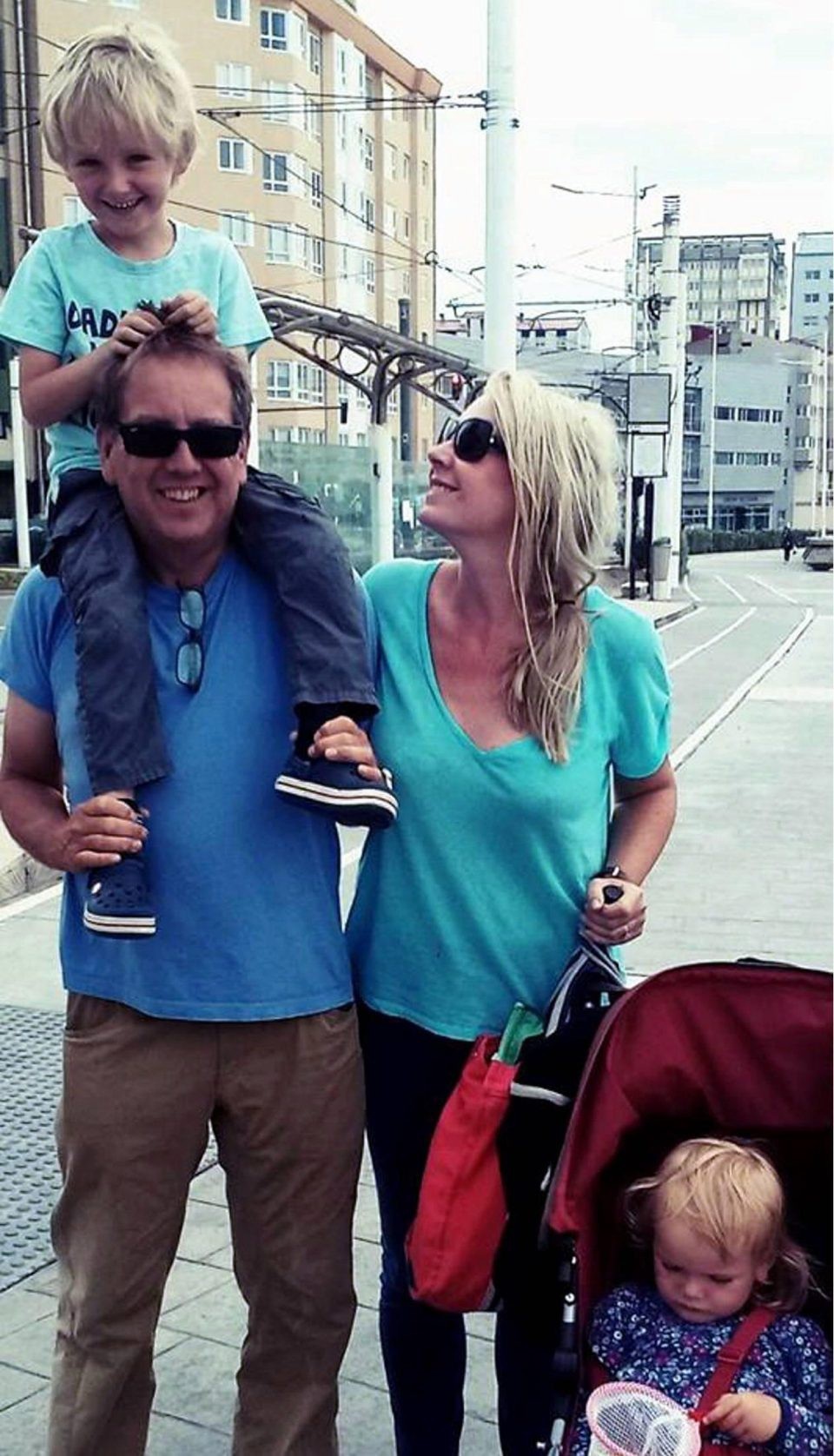 
Vợ chồng Lotty Thompson và Sacha Moore đã bỏ việc, bán xe để mua du thuyền và sống trên đó cùng 2 con. (Nguồn: North News and Pictures)
