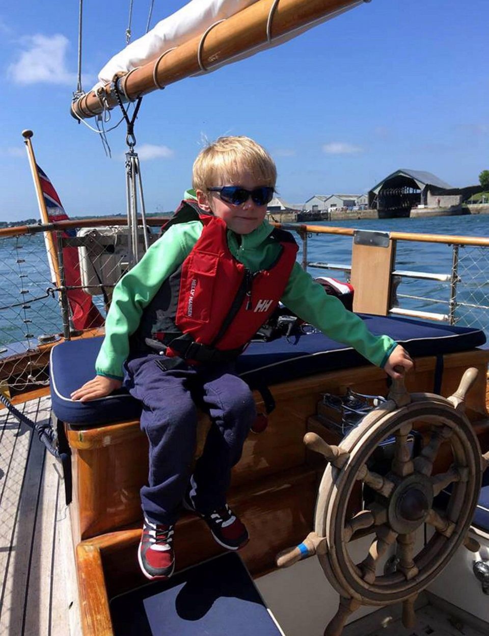 
Những đứa trẻ thích cuộc sống lênh đênh trên biển. (Nguồn: North News and Pictures)
