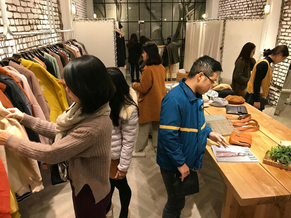 Rét đậm, nhiều cửa hàng Hà Nội nhập cả áo phao leo núi, đi tuyết về và...hốt bạc - 3 Trong những ngày rét đậm, khách hàng có nhu cầu mua những loại quần áo giữ nhiệt, áo khoác đại hàn nhiều hơn. (Ảnh: Hải Nguyễn)