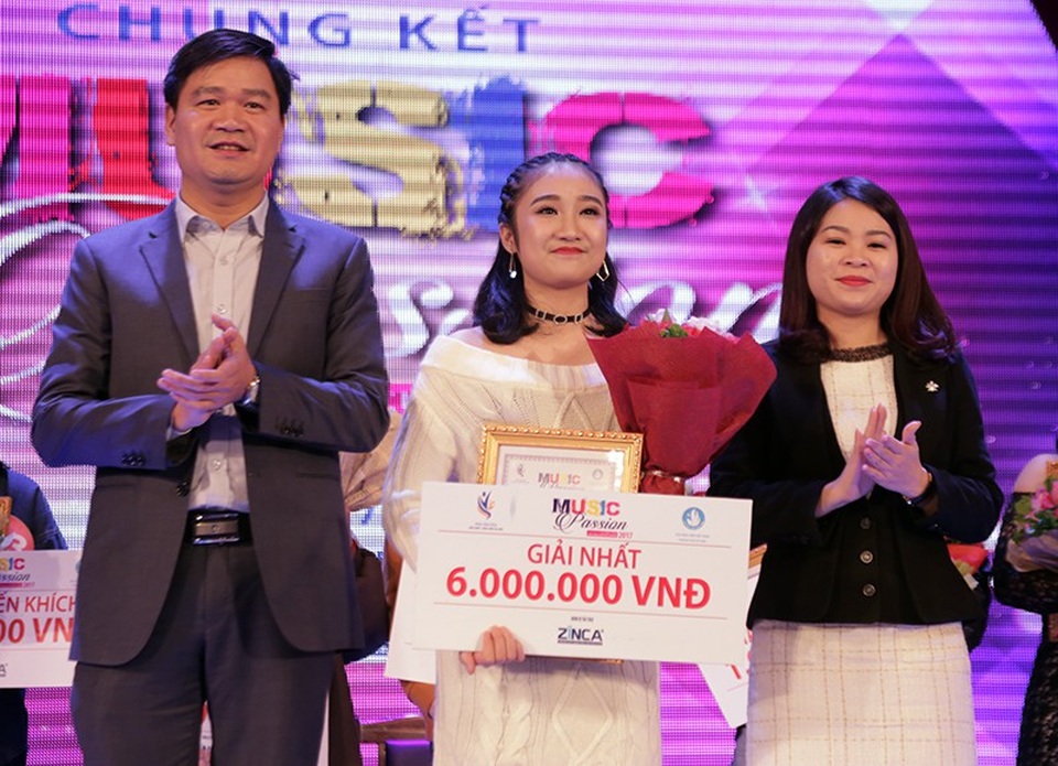 Nữ sinh lớp 12 trình diễn Mercy theo phong cách quyến rũ - 4
Giây phút đăng quang của Nguyễn Thị Phương Thảo.