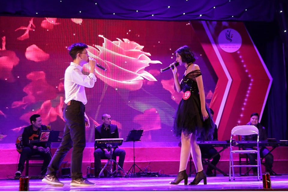 Nữ sinh lớp 12 trình diễn Mercy theo phong cách quyến rũ - 2
Sự tỏa sáng ở cả vòng thi hát đơn và hát đôi của Nhật Anh đã giúp nữ sinh THPT Tạ Quang Bửu giành giải Nhì chung cuộc